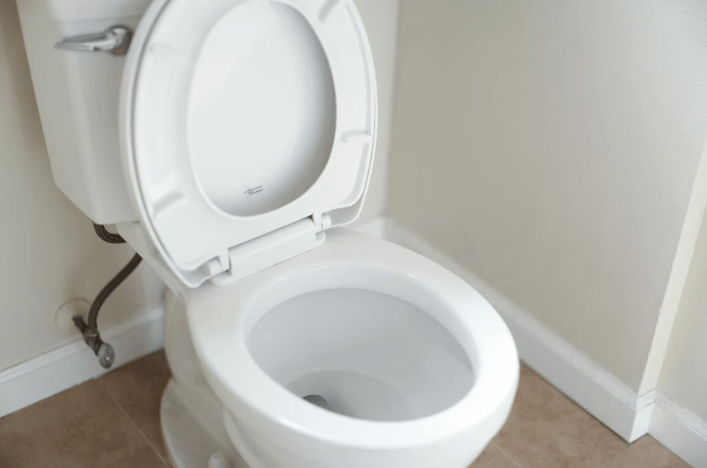 white ceramic toilet bowl with cover